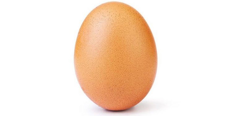 На странице яйца-рекордсмена по лайкам в Instagram появилась еще одно фото